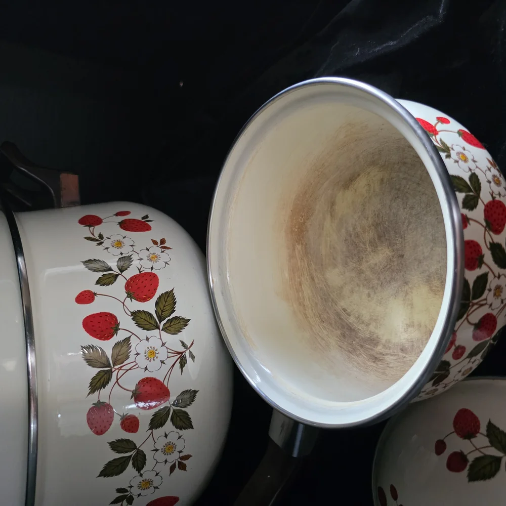 Strawberry Pattern Cookware Set - Picture 5 of 6